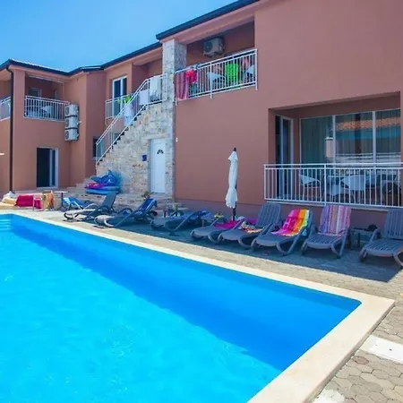 Apartment Klimatisierte In Tar Mit Gemeinschaftlichem Pool, Garten Und Grill *