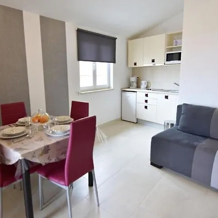 Klimatisierte In Tar Mit Gemeinschaftlichem Pool, Garten Und Grill Apartment *