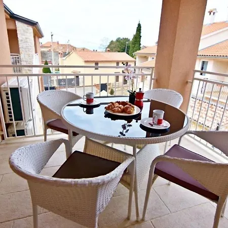 Klimatisierte In Tar Mit Gemeinschaftlichem Pool, Garten Und Grill Apartment *