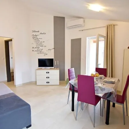 Klimatisierte In Tar Mit Gemeinschaftlichem Pool, Garten Und Grill Apartman Tar-Vabriga