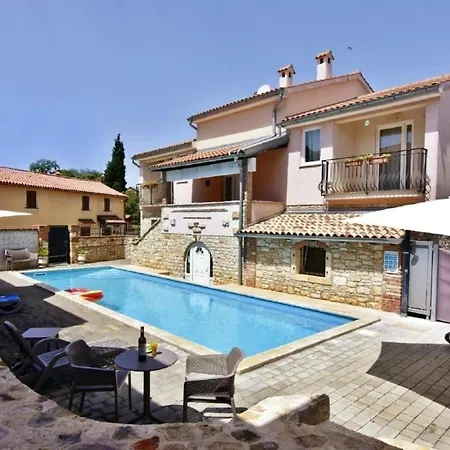 Klimatisierte In Tar Mit Gemeinschaftlichem Pool, Garten Und Grill Apartment *