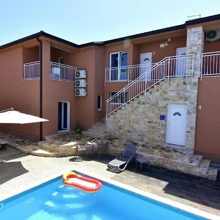 Klimatisierte In Tar Mit Gemeinschaftlichem Pool, Garten Und Grill Apartman *