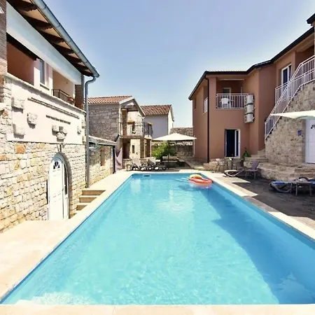 Klimatisierte In Tar Mit Gemeinschaftlichem Pool, Garten Und Grill *